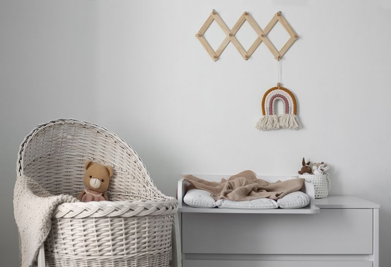 Детская комната с кроваткой, комодом и игрушками.