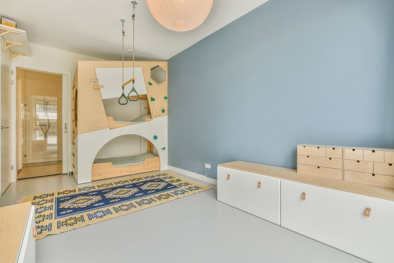 Детская комната с комодом и игрушками.