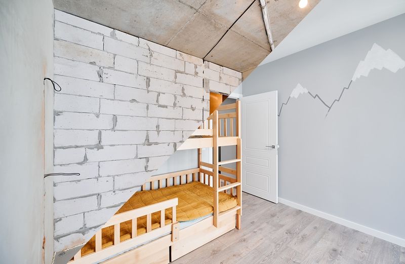 Детская комната до ремонта с двухъярусной кроватью.