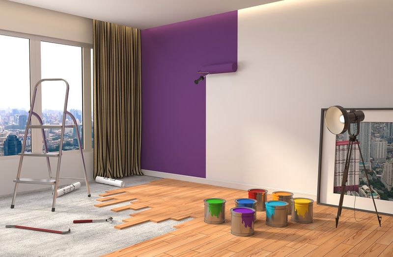 Комната в процессе ремонта с покраской стен.